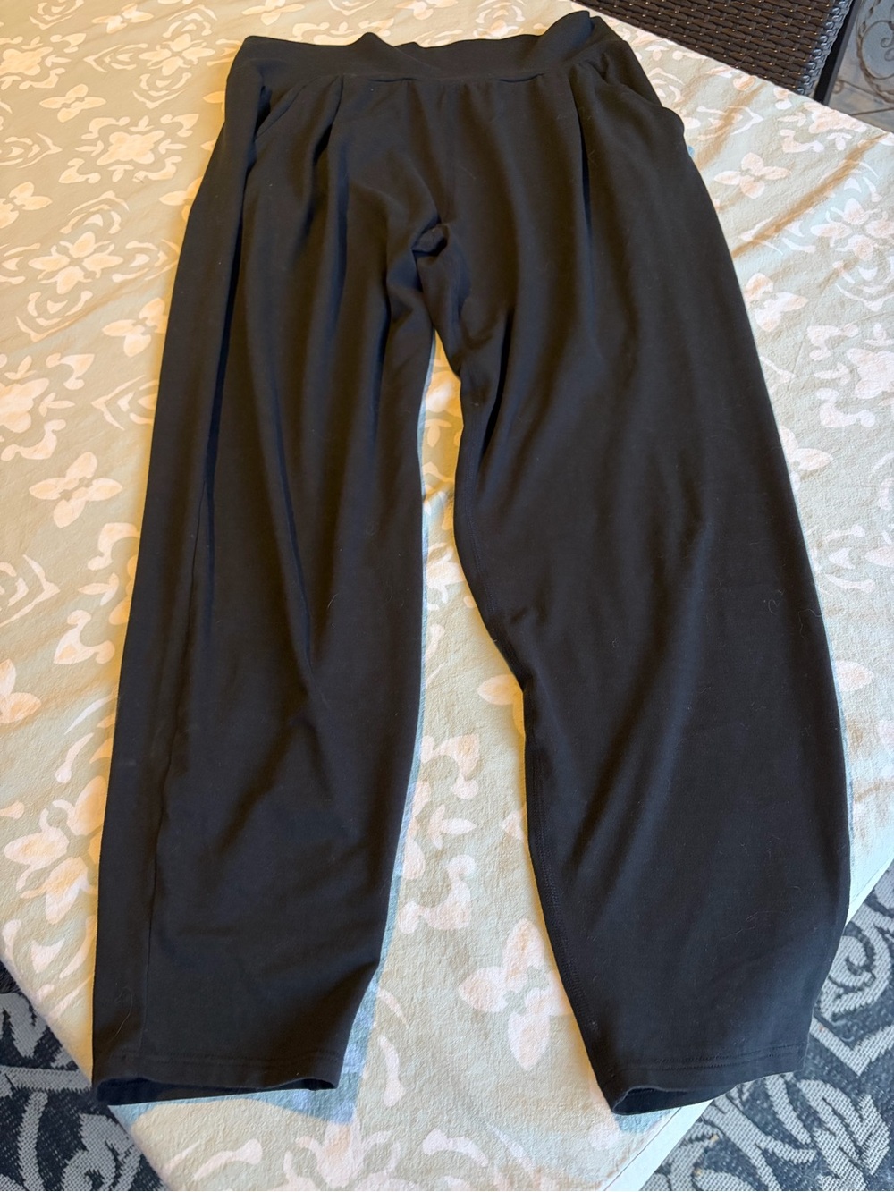 Vuori Black Relaxed Fit Cropped Pants